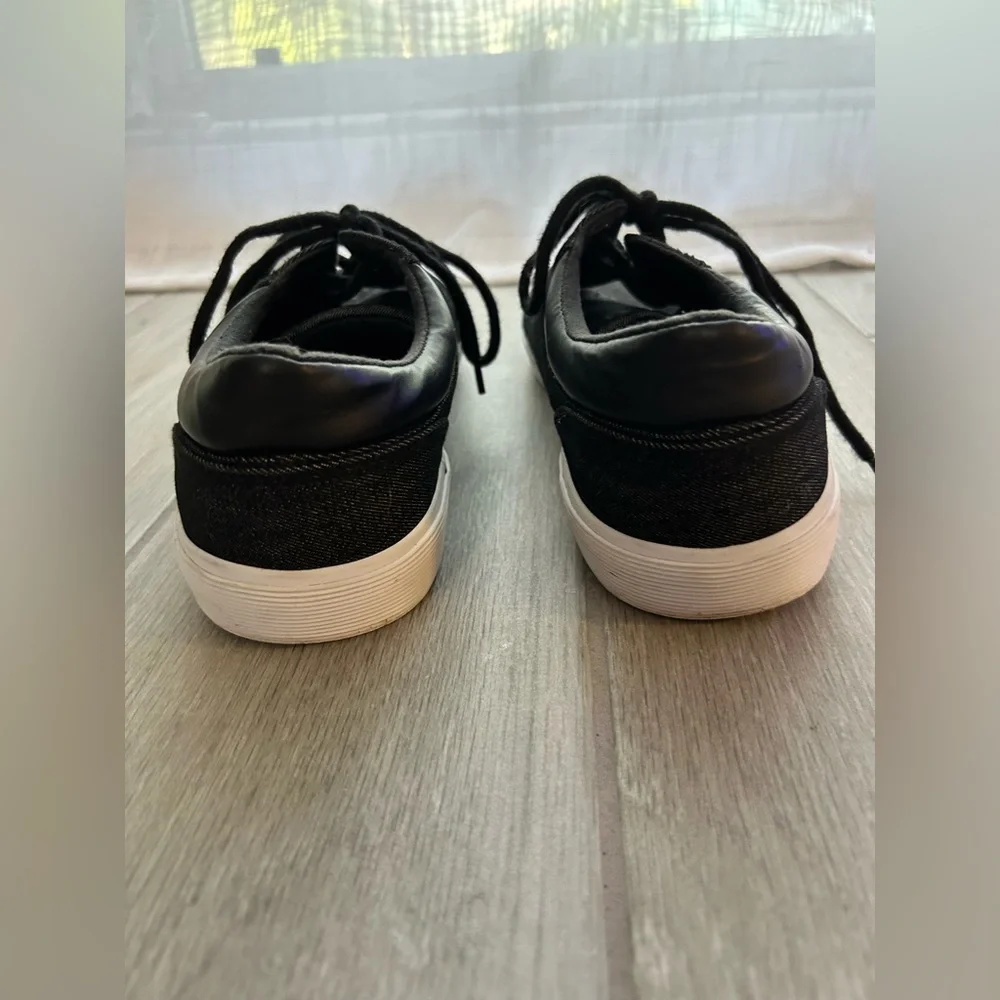 St John’s Bay canvas denim shoe size 10.5 in good condition